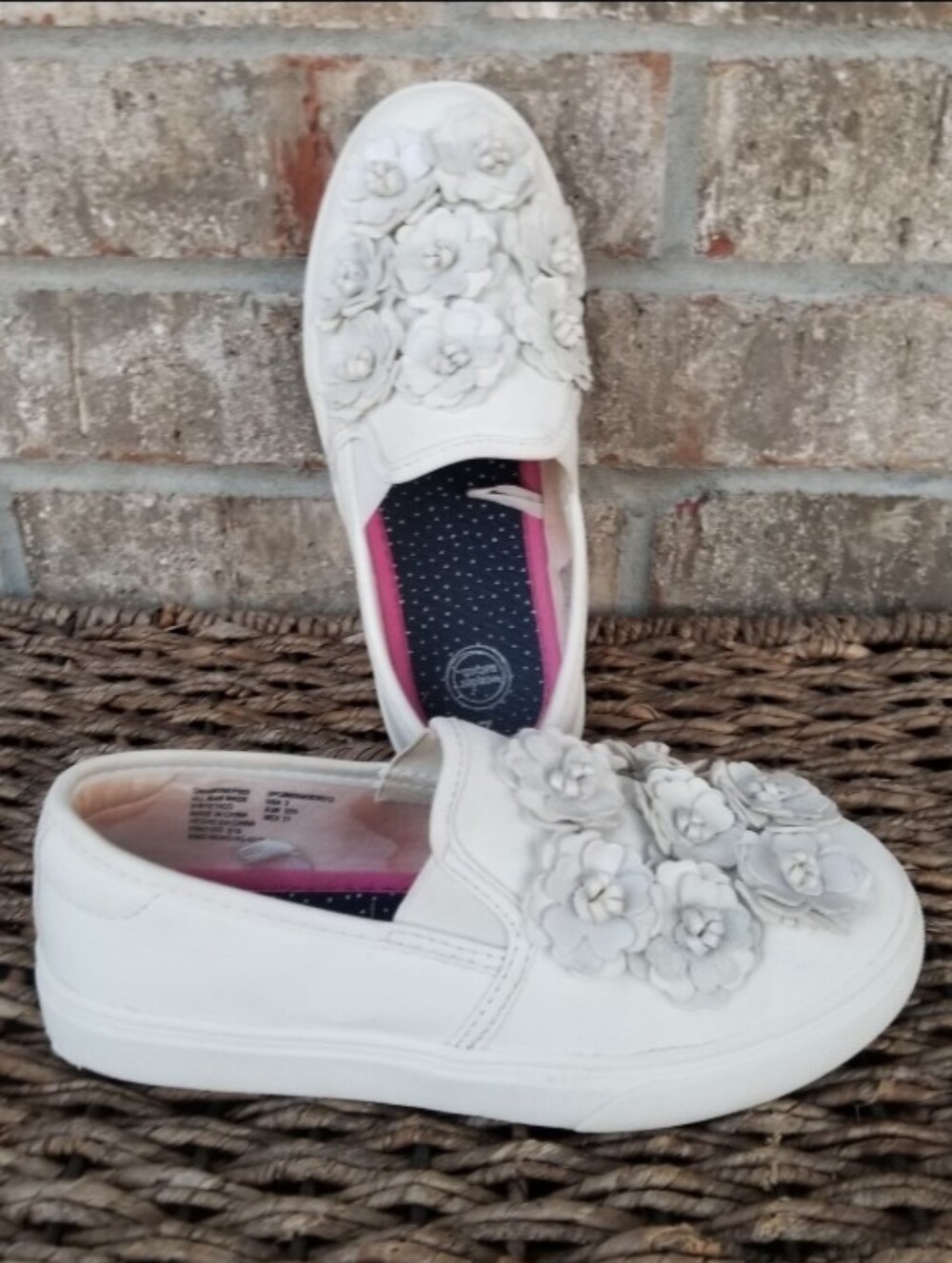 Big Kids' WHITE Leather-Like Sneaker (Girls Sz 2) Tennis Shoes W/ Floral Accent